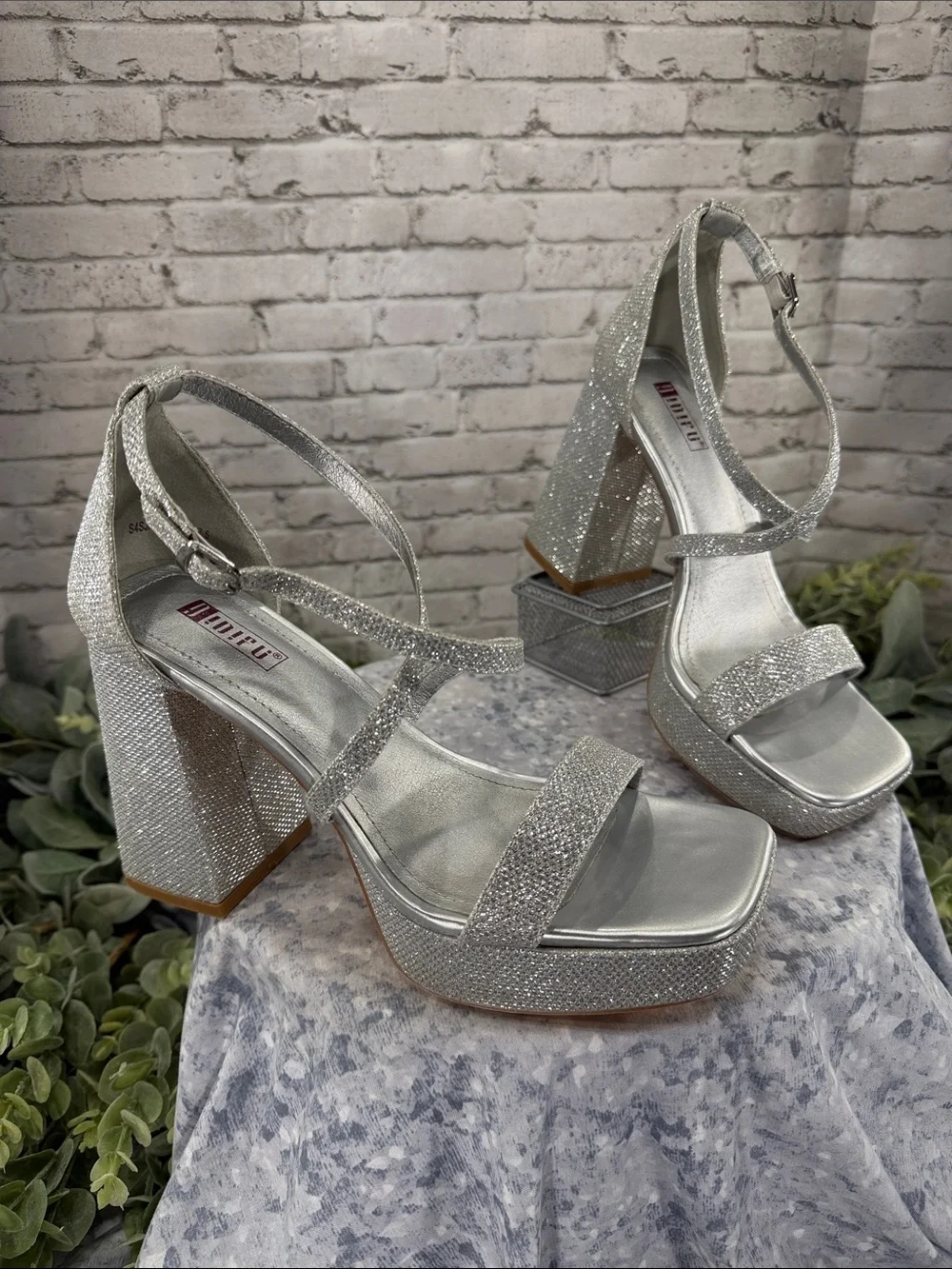 IDIFU “Fay” Silver Sparkle Square Toe Stack Heel Fashion Sandals WMS 7.5M 🩶 EUC
